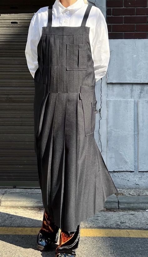 From @boundary_less on instagram Coffee Shop Uniform, Apron Fashion, Handmade Apron, Deconstruction Fashion, Japanese Apron, Japanese Sewing Patterns, Boss Outfit, Staff Uniforms, Handmade Aprons