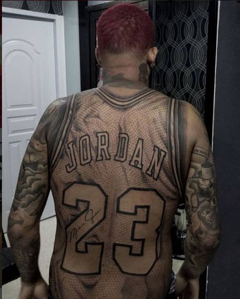 Hombre genera polémica por tatuaje en la espalda del jersey de Jordan Ripped Skin Tattoo, Tattoo Espalda, Shock Mansion, Brian Dawkins, Handpoke Tattoo, Jordan 23, Streetwear Men Outfits, Women Trends, Tattoo Artist