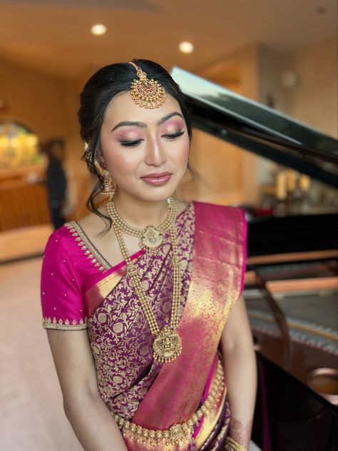 Elegant Pink & Gold Eyeshadow with highlighted face and nude lips to go on a south indian loud saree look ❤️ Makeup For Pink Saree, Pink Saree Makeup Look, Pink And Gold Eyeshadow, Pink Gold Eyeshadow, South Indian Look, Indian Bride Makeup, Kerala Bride, Glam Makeup Tutorial, Bridal Eye Makeup