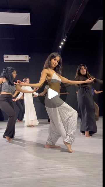 ANVI SHETTY on Instagram: "Teaching my most loved choreography once again 🔥 Let’s celebrate the 200k together❤️ RAMTA JOGI workshop in   Bangalore 📍 Coming to you on  8th 9th 10th MARCH  Dm @dance.inn.bangalore to register☎️" Dance Music Indian, Indian Dance Performance, Bollywood Dance Choreography, Dance Bollywood, India Dance Bollywood, Belly Dancing Workout, Flexibility Dance, Birthday Invitation Card Template, New Dance Video