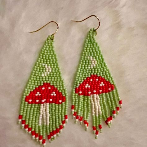 Mushroom Beaded Fringe Earrings That Are Perfect For Spring! Mushroom Fringe Earrings, Mushroom Beaded Earrings, Fringe Earrings Diy, Fall Bead, Mushroom Crafts, Beaded Earrings Native, Beaded Fringe Earrings, Red Mushroom, Seed Beading