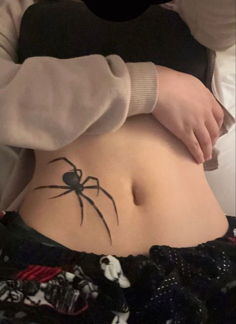 spider tattoo hip placement Henne Tattoo, Tato Minimal, Jagua Henna, Waist Tattoos, Tattoos Infinity, Grunge Tattoo, Tasteful Tattoos, Tattoos For Black Skin, Cute Little Tattoos