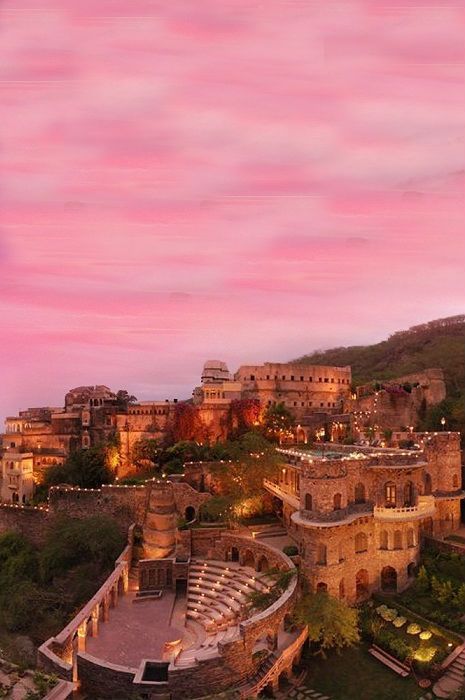 Indian Wedding Rajasthan, Rajasthan Wedding Aesthetic, Indian Fort Wedding, Rajasthan Wedding Venues, Neemrana Fort Palace Wedding, Palace Wedding Indian, Jaipur Wedding Aesthetic, Neemrana Fort Palace, Rajasthan Aesthetic