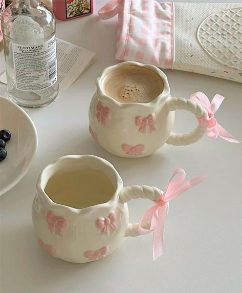 Kawaii Cups, Tanah Liat, Pretty Mugs, Tea Milk, Pink Bows, Pottery Crafts, Diy Pottery, Cute Kitchen, Ceramics Ideas Pottery