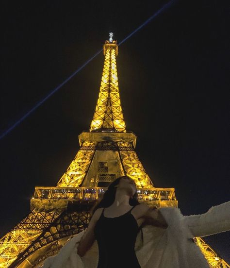 22, i’m in Paris baby Effiel Tower Photo Shoot, Eiffel Tower Photo Ideas, Eiffel Tower Picture Ideas, Eiffel Tower Photoshoot, Paris Picture Ideas, Photoshoot Paris, Paris Instagram Pictures, Paris Photo Ideas, Paris Bucket List