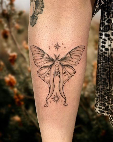 Sometimes you just can’t beat some simple, classic insects and these two are no exception!! I love tattooing bugs and critters of all varieties and loved doing this simple moth and dragonfly for my wonderful client! The dragonfly is healed and the moth is fresh✨🫶 #mothtattoo #bugtattoo #insecttattoo #dragonflytattoo #fineline #blackwork #tattooartist Stained Glass Dragonfly Tattoo, Lunar Moth Tattoo, Stained Glass Dragonfly, Lunar Moth, Glass Dragonfly, Insect Tattoo, Bug Tattoo, The Moth, Moth Tattoo