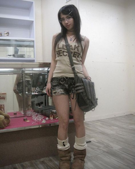 Shorts Shorts Outfit, Messy Summer Outfits, Grunge Punk Summer Outfits, Summer Emo Outfits 2000s, Cute Alt Summer Outfits, Emo Jorts Outfit, Summer Alt Outfits Shorts, Scene Outfits Summer, Summer Outfit Goth