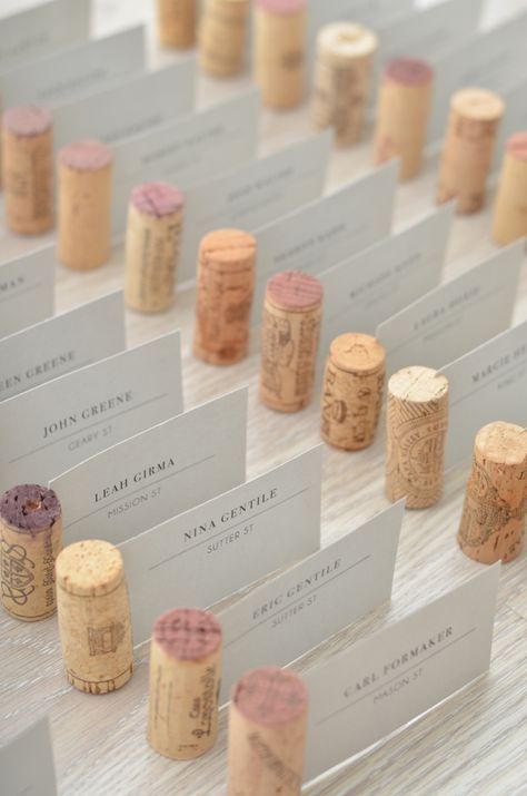 Diy Projektit, 카드 디자인, Wine Corks, Wedding Diy, Wedding Places, Wedding Seating, Wine Cork, Wedding Place Cards, Diy Wedding Decorations