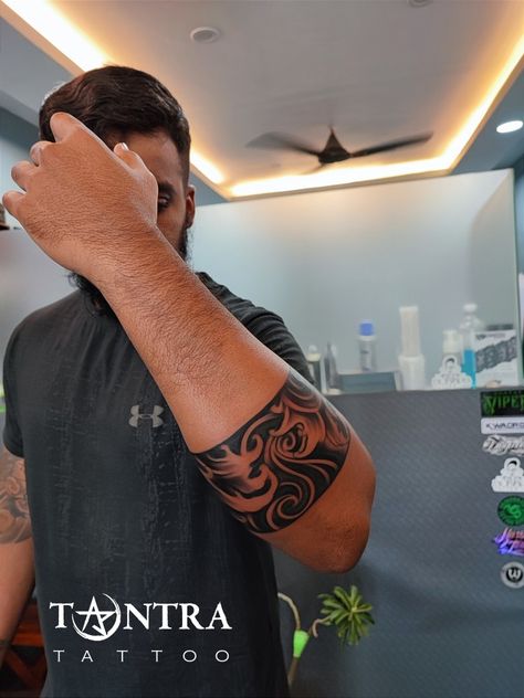 Forearm Band Tattoo, Shivaji Maharaj Tattoo, Mandala Arm, Tattoo Klein, Tattoo Band, Band Tattoos, Armband Tattoos, Forearm Band Tattoos, Tattoo Techniques