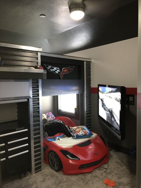 A garage themed room with all the amenities, corvette bed, tool box dresser,  play loft, and net hammock. Garage Theme Bedroom, Arch Bedroom, Racing Bedroom, Garage Theme, Play Loft, Boy Car Room, Race Car Bedroom, Cars Bedroom Decor, Car Themed Rooms