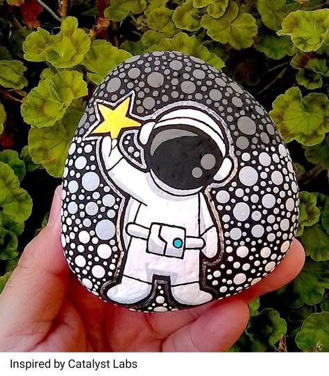 Outer Space Rock Painting, Space Rock Painting, Cool Rock Painting Ideas Funny, Cool Rock Painting Ideas Easy, Funny Rock Painting Ideas, Garden Rock Art, Space Rocks, Diy Rock Art, Stone Art Painting