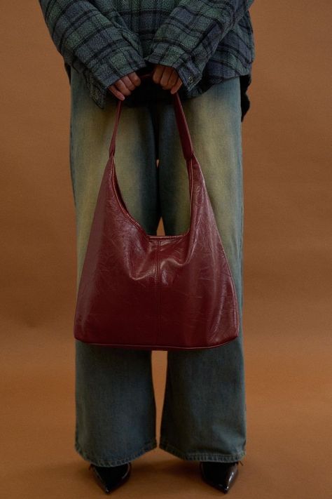 Red Leather Bag, Stylish Tote Bag, Euro Summer, Red Bag, Vintage Shoulder Bag, Summer Inspo, Bags Aesthetic, Pretty Bags, Mode Inspo