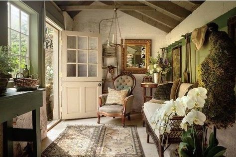 Eye For Design: Create Authentic Farmhouse Style Mudrooms English Country Decor, Irish Cottage, English Decor, English Cottage Style, Cottage Interiors, French Cottage, Cottage Living, A Living Room, Cottage Homes