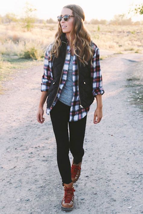 Flannel Fall Outfits: Style Tips How to Wear Your Favorite Shirt ★ See more: http://glaminati.com/flannel-fall-outfits/ Womens Flannel Shirt Outfits, Flannel Shirt Outfit Women, Flannel Fall Outfits, Bonfire Outfit, Flannel Outfits Fall, Flannel Shirt Outfit, Plaid Shirt Outfits, Cute Hiking Outfit, Tops Fall Outfits