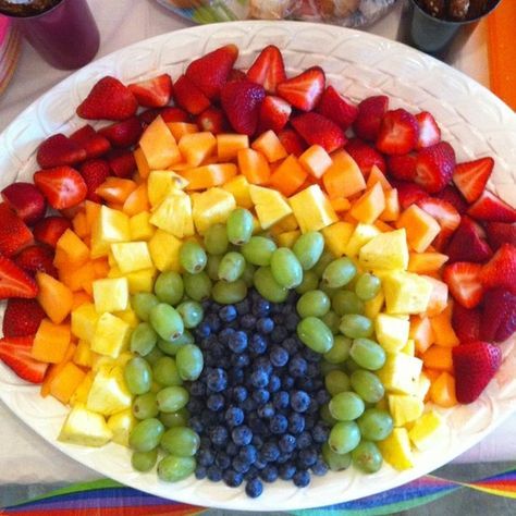 Fruit Rainbow    It’s no secret that I LOVE fruit. With spring upon us and summer quickly approaching, all different types of fruit are in season. I love the idea of making a fruit rainbow for a party platter. It’s also a great way to eat your colors and to get kids to eat healthy as well. Fruit Rainbow, Muppet Movie, Rainbow Fruit, Fruit Arrangements, Rainbow Connection, Makanan Diet, Party Platters, Fruit Platter, Fruit Tray