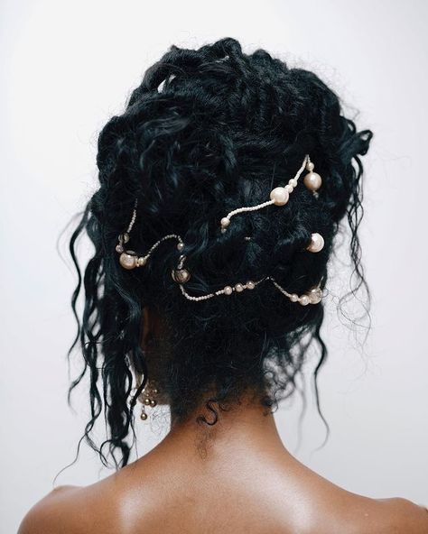 777 Ebonee Davis, Hair Details, Helmet Hair, Beauty Portraits, Curly Hair Inspiration, Haircuts For Medium Hair, Wedding Hairstyle, Beautiful Evening, Hair Reference