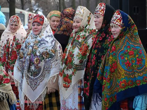 This is how the PLATOK would be worn traditionally. It is still popular today but more like a shawl for shoulders or a scarf. Russian Traditional Clothing, Slavic Clothing, Russian Dress, Russian Folklore, Russian Aesthetic, Russian Clothing, Slavic Folklore, Scarf Designs, Russian Folk Art