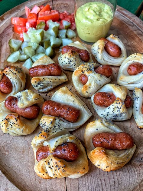 Mini Chicago Style Hot Dogs - The Tipsy Housewife Tipsy Housewife, Chicago Style Hot Dog, Chicago Hot Dog, Hot Dog Toppings, Chicago Dog, Hot Dog Recipes, Food Appetizers, Chicago Style, Buffalo Wings