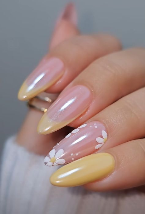 Yellow Design Nails, Nail Designs Yellow, Yellow Nails Ideas, Simple Flower Nails, Sunshine Nails, Simple Summer Nails, Trends Nails, Aesthetic Nails, Nails Aesthetic