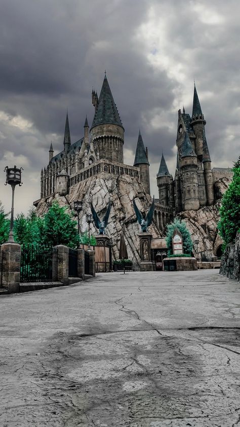 𝙒𝙞𝙯𝙖𝙧𝙙𝙞𝙣𝙜𝙒𝙤𝙧𝙡𝙙 | 𝙃𝙖𝙧�𝙧𝙮 𝙋𝙤𝙩𝙩𝙚𝙧 on Instagram: “9 days until we’re back Home at Hogwarts! 🏰✨⚡️ . . Have you already packed for back to Hogwarts?! . . Don’t forget your face masks!😈 . . .…” Universal Studios Rides, Universal Photos, Back To Hogwarts, Universal Islands Of Adventure, Universal Studios Singapore, Dream Reality, Aesthetics Wallpaper, Nintendo World, Holiday 2024