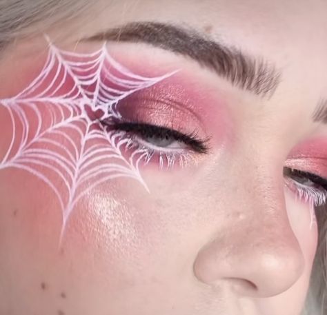 Pink Halloween Eye Makeup, Pink Witch Makeup Halloween, Cute Halloween Makeup For Work, Pink Witch Makeup, Pink Halloween Makeup Looks, Halloween Makeup Pink, Ghost Eyeliner, Pink Halloween Makeup, Pink And White Makeup