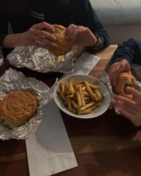 Fast Food With Friends Aesthetic, Guy Eating Aesthetic, Friends Eating Aesthetic, Food With Friends Aesthetic, People Eating Aesthetic, Eating With Friends Aesthetic, Friends At Restaurant, Sis Aesthetic, Burgers Aesthetic