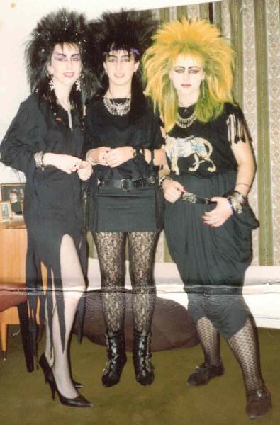 80s Goth Style, Goth Fashion 80s, Goths 80s, 1980s Punk Fashion Women, Deathrock Outfits, 70s Goth Outfits, 1980s Goth Fashion, Goth 80s, 80s Alt Fashion