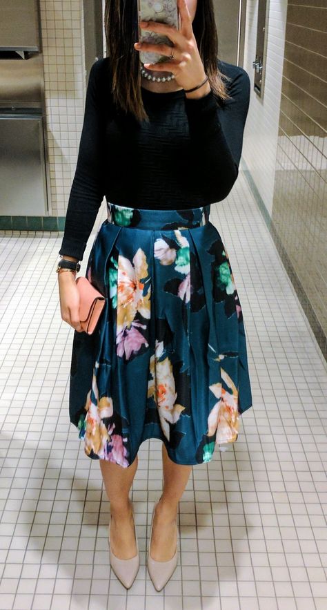 #OOTD #WIW tea length skirt Teacher Graduation Outfit, Graduation Dress College, Grad Outfits, Teacher Graduation, Body Noir, Tea Length Skirt, Church Attire, Church Outfit, Peplum Tops