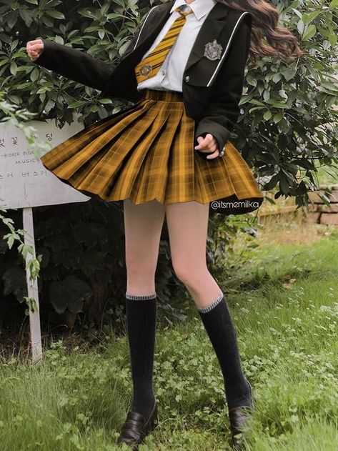 Hufflepuff Dress, Hufflepuff Costume, Hogwarts Costume, Hufflepuff Uniform, Harry Potter Houses Outfits, Hufflepuff Outfit, Ravenclaw Outfit, Hogwarts Uniform, Hogwarts Outfits