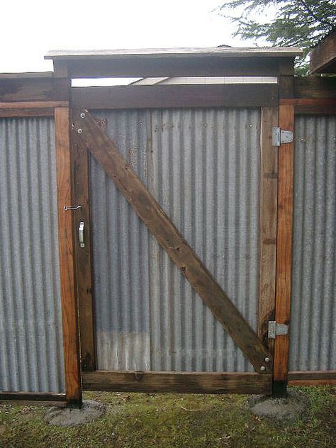 Cheap Privacy Fence, Corrugated Metal Fence, Bamboo Screen, Diy Privacy Fence, Living Pool, West Gate, Privacy Fence Designs, Cheap Fence, Fencing Ideas