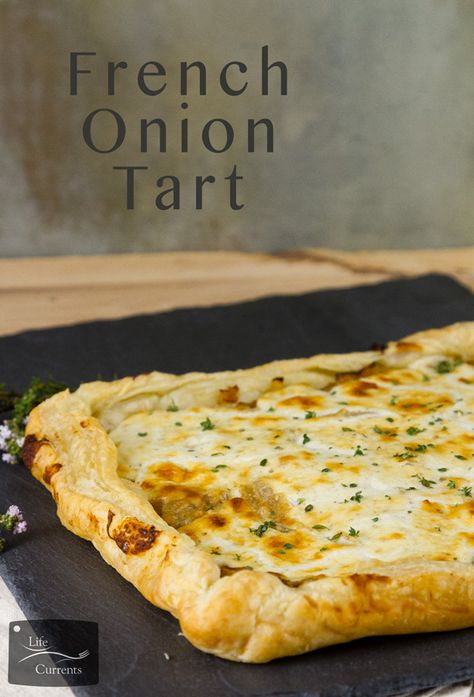 French Onion Tart - Sweet caramelized onions topped with earthy goat cheese, and all baked up in a flaky delicious puff pastry tar Pai, Quiche, Cheese And Onion Tart, Puff Pastry Tart Savory, Onion Tart Puff Pastry, Onion And Goat Cheese Tart, French Onion Tart, Savory Tarts, Savoury Pies