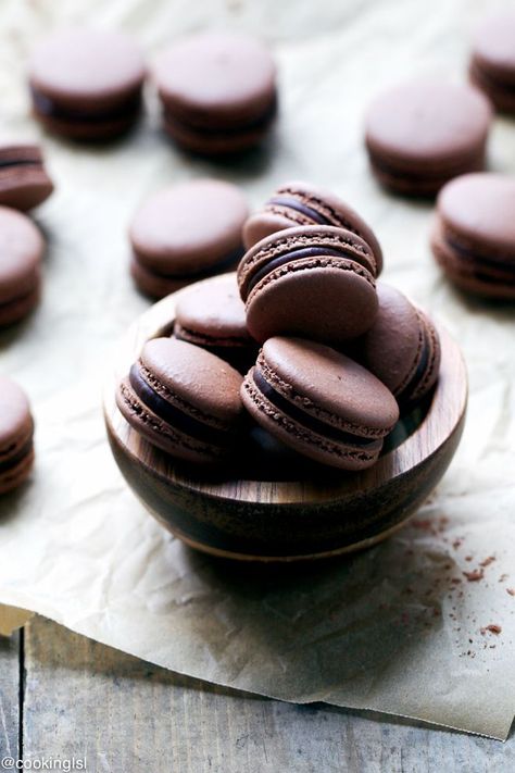 Chocolate Macarons With Chocolate Peppermint Ganache Recipe Peppermint Ganache, Cream Cheese Spritz Cookies, Spritz Cookie Recipe, Chocolate Macarons, Chocolate Macaroons, Chocolate Macaron, Macaron Flavors, Spice Muffins, Macaron Cookies