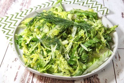 Maroulosalata Recipe (Greek Romaine Salad) Greek Easter Recipes, Greek Goodness, Kale Salads, Salad Meals, Traditional Greek Salad, Leafy Salad, Romaine Salad, Resep Salad, Ricotta Cake