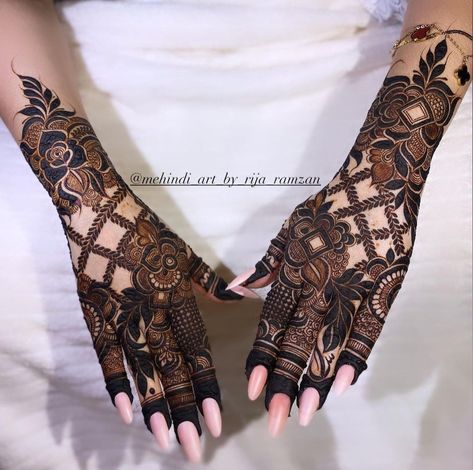 New Mehndi Design 2024 Back Hand, Back Hand Mehndi Designs Stylish, Latest Mehndi Designs Wedding, Front Mehndi Design, Khafif Mehndi Design, Very Simple Mehndi Designs, Simple Mehndi Designs Fingers, Stylish Mehndi, Full Mehndi Designs