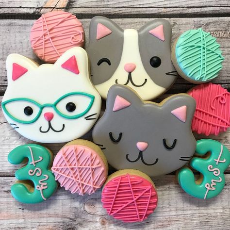 Maddie (@maddiescookieco) en Instagram: "the sweetest kitty cookies made to match the sweetest kitty plates ☺️ i think balls of yarn are my…" Kitty Cookies, 4de Verjaardag, Kitten Birthday Party, Cat Themed Birthday Party, Kitten Party, Balls Of Yarn, Kitten Birthday, Cat Cookies, Cat Birthday Party