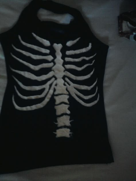 Diy Ribcage, Ribcage Shirt, Rib Cage Drawing, Tank Top Tutorial, Diy Goth Clothes, Diy Vest, Diy Tank Top, Top Paintings, Halloween Gothic