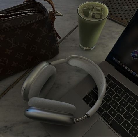 Studying Lifestyle, Knowledge Aesthetic, Trendy Things, Lovely Aesthetic, Social Lifestyle, Insta Aesthetic, Cute Headphones, Apple Headphone, Airpods Max