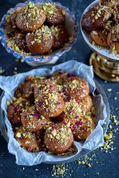 Greek Melomakarona topped with chopped walnuts and pistachios Melomakarona Recipe, Greek Christmas Cookies, Greek Christmas, Greek Cookies, Christmas Pastries, Greek Dinners, Around The World Food, Greek Sweets, Greek Desserts