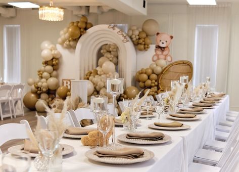 🧸 OH BABY: Welcome to Hodo’s Baby Shower! ___ Table Setting & Backdrop Decor: @decorandvibes Welcome Sign: @signedbytobs Venue: @ark_haus Photographer: @samuelbass ___ #decorandvibes #babyshower #ohbaby #ottawaevents #eventdecor #ottawaeventdecorators #teddybeartheme #ottawaweddings #eventdecor #tabledecor #tablesetting #balloongarland #backdropdecor #teddybearthemebabyshower #welcomesign #mamatobe #pampasgrassdecor Neutral Baby Shower Table Setting, Baby Shower Table Set Up Ideas Layout, Beige Baby Shower Ideas, Baby Shower Set Up, Baby Shower Table Setup, Baby Shower Table Decoration Ideas, Baby Shower Table Set Up, Family Style Table, Baby Shower Themes Neutral