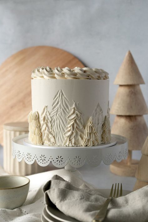 Multi Textured Winter Tree Cake Tutorial Birch Yule Log Cake, Christmas Cake Inspiration, Rustic Cake Decor, Winter Woodland Birthday Cake, Winter Cake Decor, Winter Hat Cake, Christmas Bridal Shower Cake, Holiday Birthday Cake, Pretty Winter Cakes