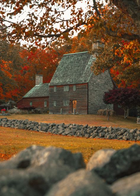 Early American Homes, New England Aesthetic, Colonial House Exteriors, Saltbox Houses, Colonial America, New England Homes, Colonial Williamsburg, Autumn Scenery, Colonial House