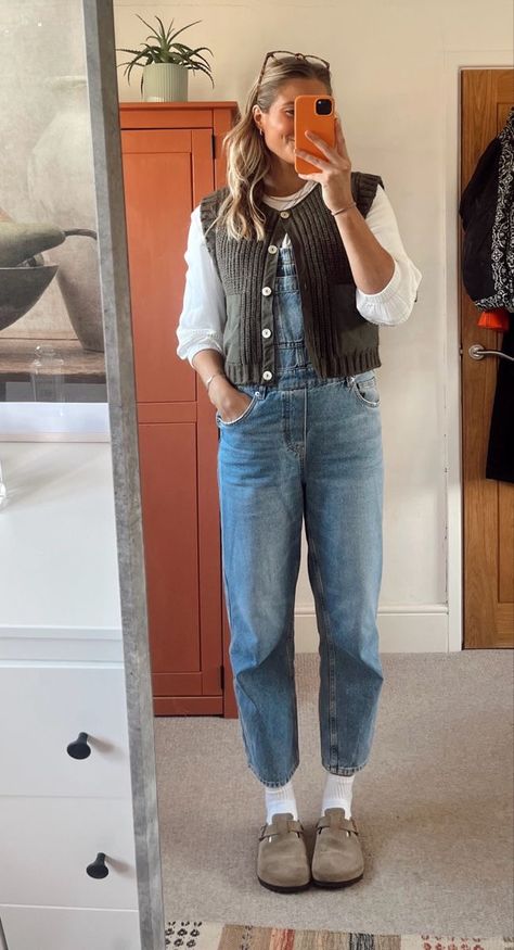 Overalls Outfit Light Wash, Birkenstocks Winter Outfit, Style Dungarees Outfit, Fall Dungaree Outfits, Neutral Vest Outfit, Birkenstock Boston Outfit Overalls, Dungaree Winter Outfit, How To Style A Dungaree, 90s Fall Aesthetic Outfit