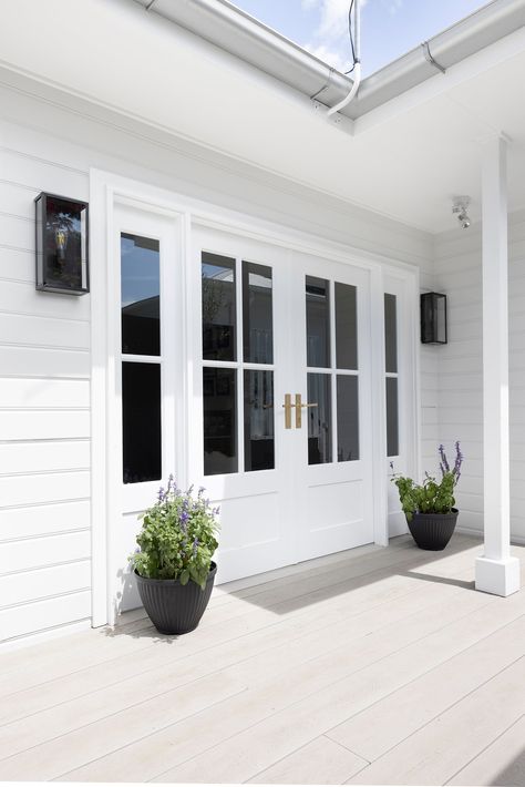 Charming Cottage Glow Up – Front Porch Properties Hamptons Front Door, Hamptons Home Exterior, Farmhouse Hamptons, Hamptons House Exterior, Hamptons Style Interior, Cottage Makeover, White Front Door, Queenslander House, Street Appeal