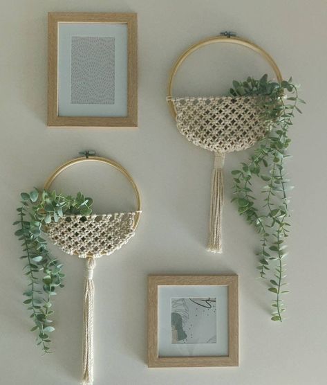 Planters made from old barn wood for a rustic charm. Embroidery Hoop Decor, Wall Hanging Decorations, Simpul Makrame, Macrame Hoop, Hanging Plant Wall, Wooden Planter Boxes, Plants Wall, Old Barn Wood, Artificial Leaf