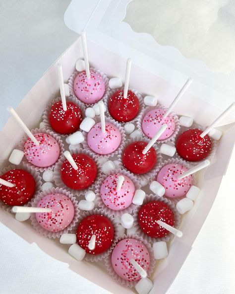 Cake Pop For Valentines Day, Easy Valentines Cake Pops, Cakepops Valentines Day, Valentine’s Day Cake Pop Ideas, Valentine’s Day Treats Ideas, Valentine's Day Baking Ideas, Valentine Theme Food, Valentines Cakepops Ideas, Cute Cakepops Ideas