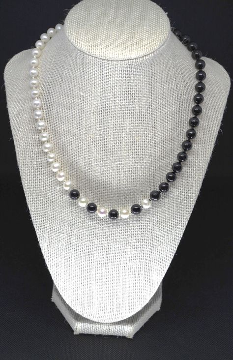 Black And White Necklaces Jewelry, Black And White Beaded Jewelry, Black White Necklace, Black Beaded Necklace Ideas, Black And White Necklaces Beads, Black Beaded Jewelry Latest, Latest Pearl Necklace Designs, Yin And Yang Necklace, Black And White Beaded Necklace