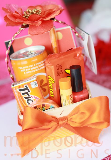 'Orange' you glad you're ___ DIY Birthday Gift Basket... Can also be done for holidays... in any other Color.. "Don't you Pink it's fun to be 13... Red Themed Xmas Gifts, you get the idea!" Cadeau Diy, Orange You Glad, Crafty Gifts, Gifts Under 10, Simple Gifts, Diy Birthday Gifts, Diy Birthday, Birthday Gift Ideas, Easy Gifts