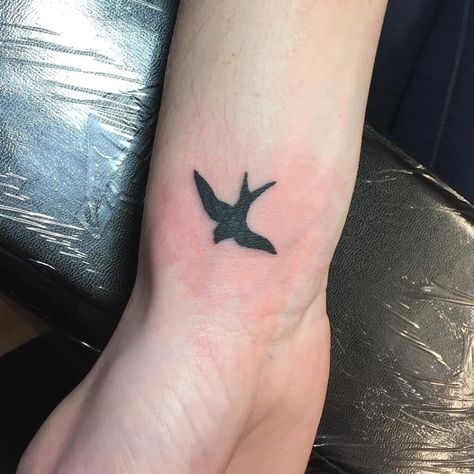 Free Bird Tattoo, Simple Bird Tattoo, Tattoos Tiny, Simple Butterfly Tattoo, Tattoos Pictures, Simple Tattoos For Women, Tattoo Mini, Sparrow Tattoo, Animals Tattoo