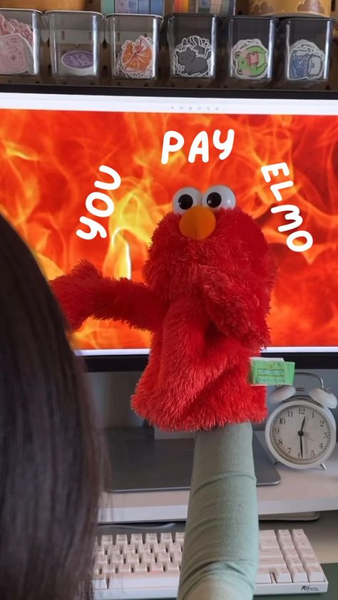 Elmo Funny Moments, Elmo Memes Hilarious, Elmo Memes Funny, Cursed Elmo, Elmo Funny, Funny Elmo, Funny Spongebob Videos, Elmo Puppet, Elmo Videos