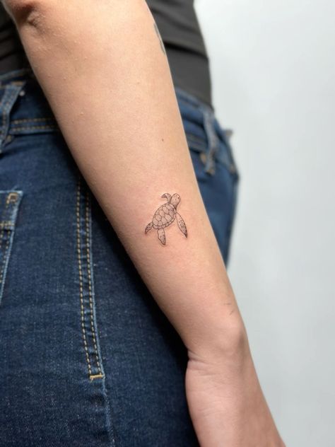 Cute Small Turtle Tattoo, Sea Turtle Tattoo Fineline, Fine Line Tattoo Turtle, Turtle Tattoo Wrist, Turtle Tattoo On Ankle, Small Tattoos Turtle, Fineline Turtle Tattoo, Turtle Tattoo Fine Line, Fine Line Sea Turtle Tattoo